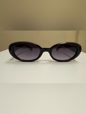 Quay Australia Felt Cute in Black